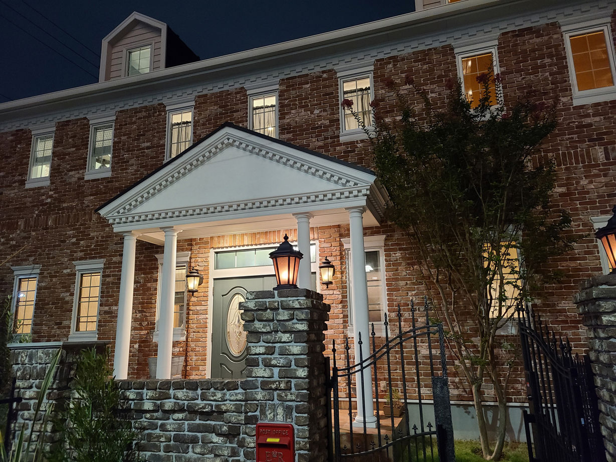 伊藤建築デザイン一級建築士事務所 【71.6坪/ビルトインガレージ】レンガタイル貼りの重厚感ある邸宅風の佇まい。ジョージアン様式の輸入住宅の建築実例画像2