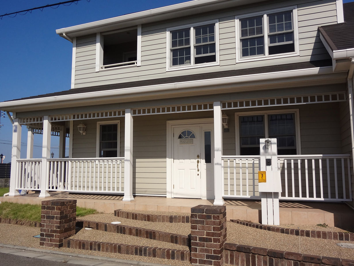 伊藤建築デザイン一級建築士事務所 【59.4坪/ガレージ】カバードポーチにラップサイディング。ニューイングランド様式のサーファーズハウスの建築実例画像2