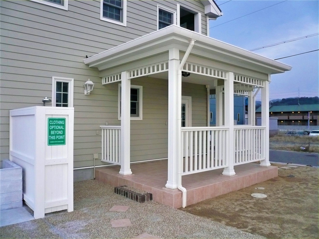 伊藤建築デザイン一級建築士事務所 【59.4坪/ガレージ】カバードポーチにラップサイディング。ニューイングランド様式のサーファーズハウスの建築実例画像9