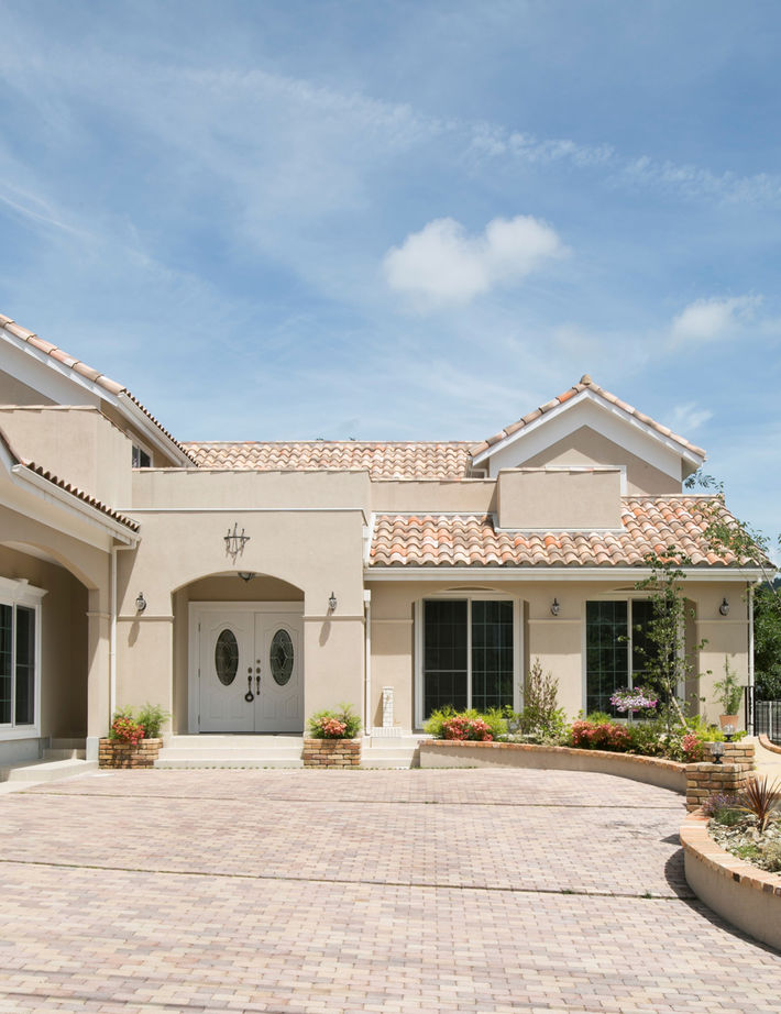 伊藤建築デザイン一級建築士事務所 【99.6坪/ガレージ】太陽に映える、明るい色彩や素材感が美しい。スパニッシュコロニアル様式の輸入住宅の建築実例画像2