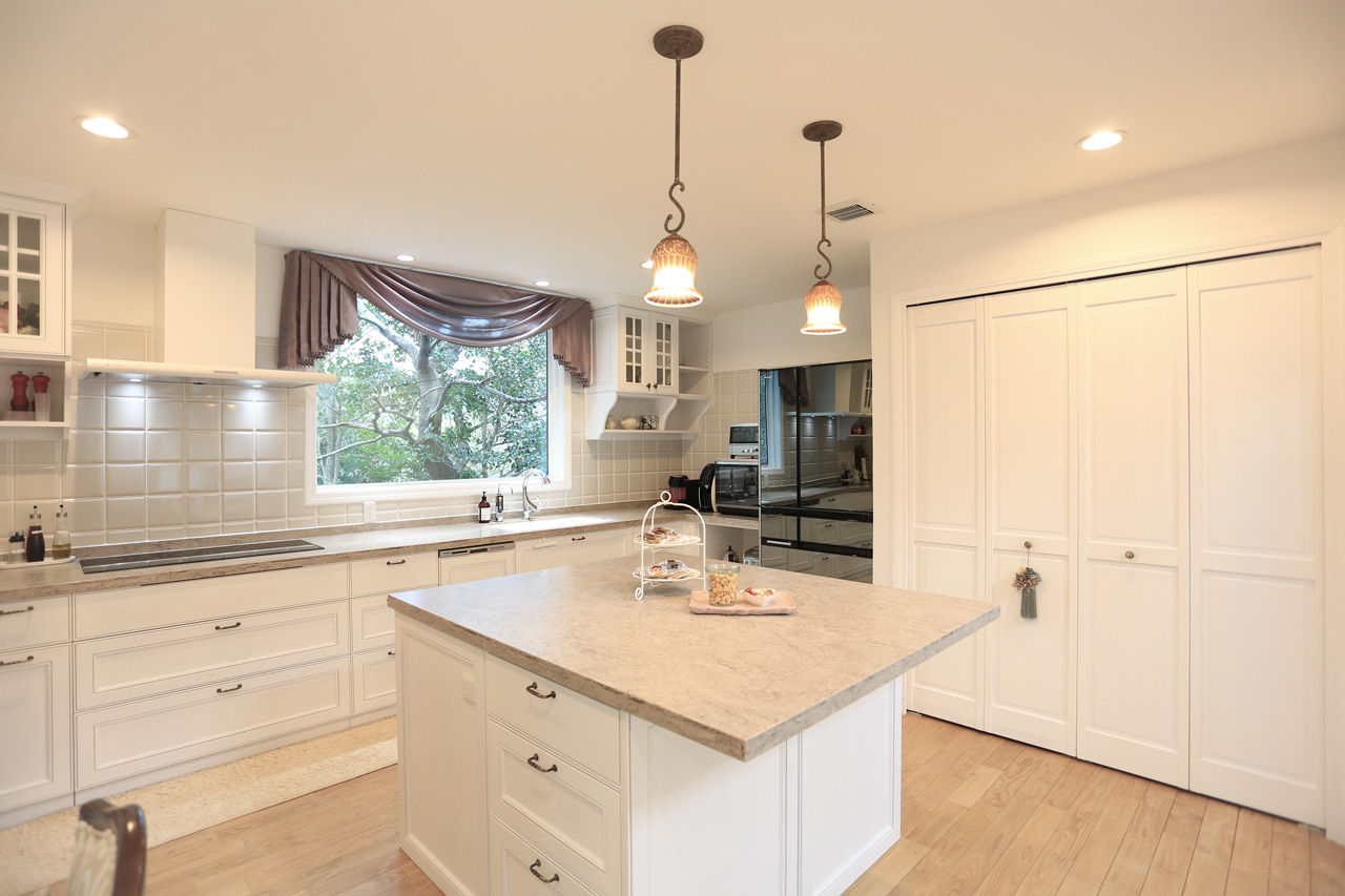 伊藤建築デザイン一級建築士事務所 【99.6坪/ガレージ】太陽に映える、明るい色彩や素材感が美しい。スパニッシュコロニアル様式の輸入住宅の建築実例画像3