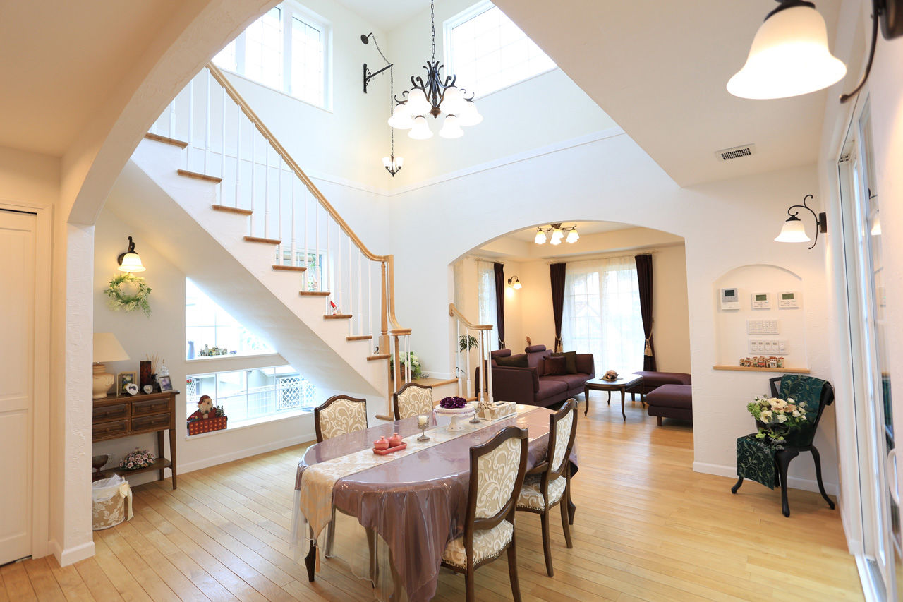 伊藤建築デザイン一級建築士事務所 【99.6坪/ガレージ】太陽に映える、明るい色彩や素材感が美しい。スパニッシュコロニアル様式の輸入住宅の建築実例画像4