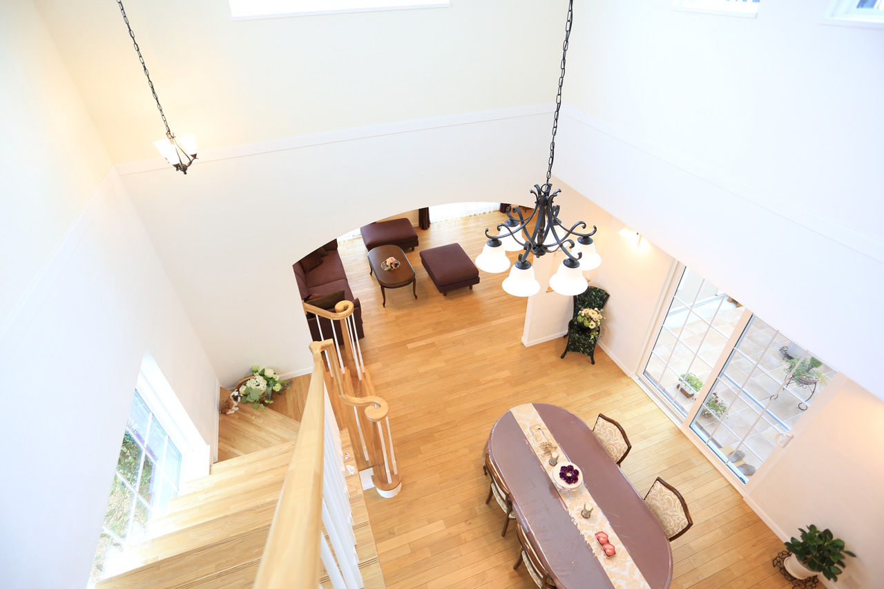 伊藤建築デザイン一級建築士事務所 【99.6坪/ガレージ】太陽に映える、明るい色彩や素材感が美しい。スパニッシュコロニアル様式の輸入住宅の建築実例画像5