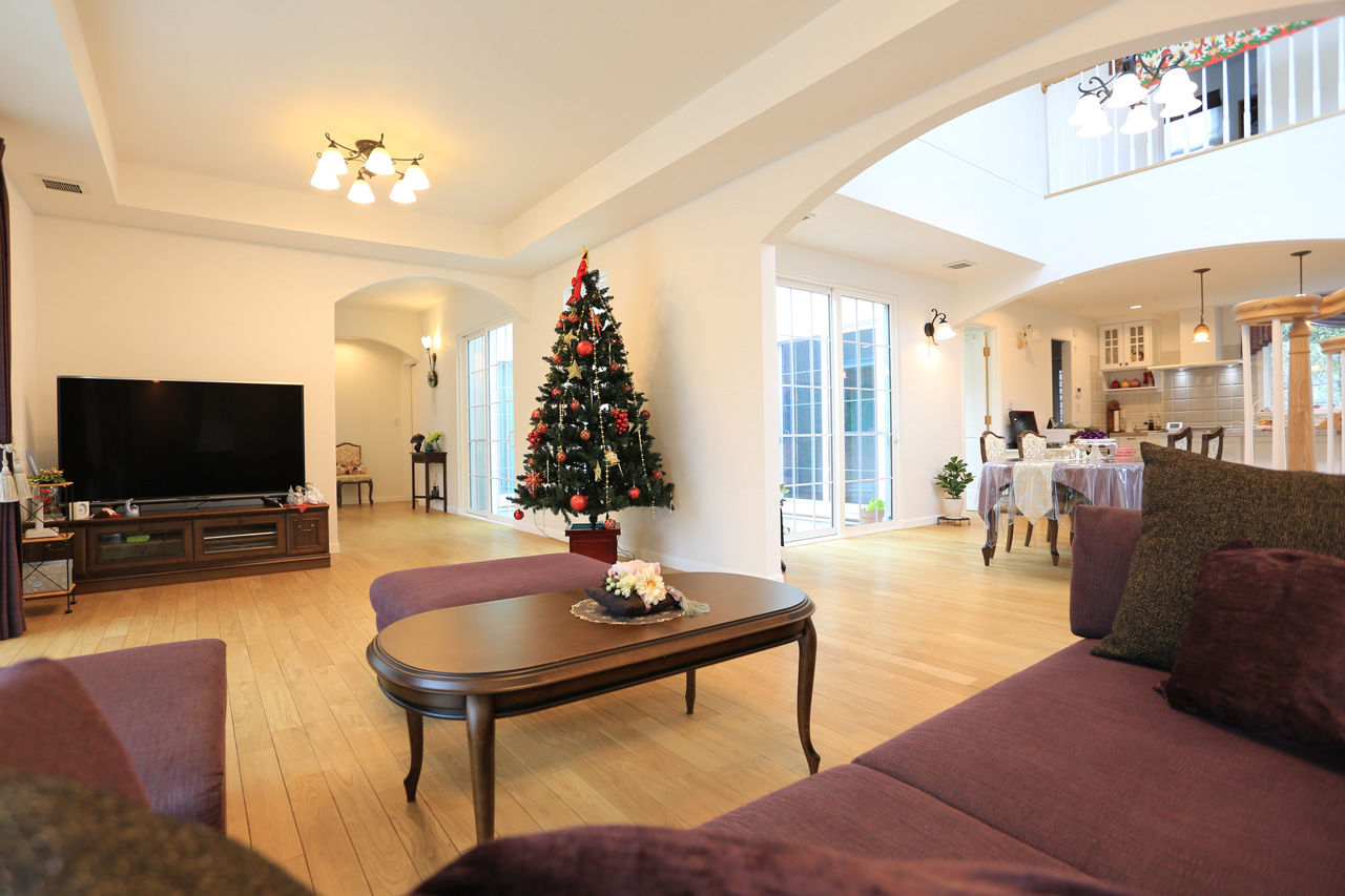 伊藤建築デザイン一級建築士事務所 【99.6坪/ガレージ】太陽に映える、明るい色彩や素材感が美しい。スパニッシュコロニアル様式の輸入住宅の建築実例画像7