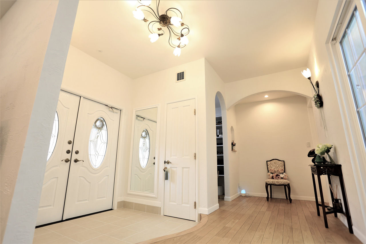 伊藤建築デザイン一級建築士事務所 【99.6坪/ガレージ】太陽に映える、明るい色彩や素材感が美しい。スパニッシュコロニアル様式の輸入住宅の建築実例画像10