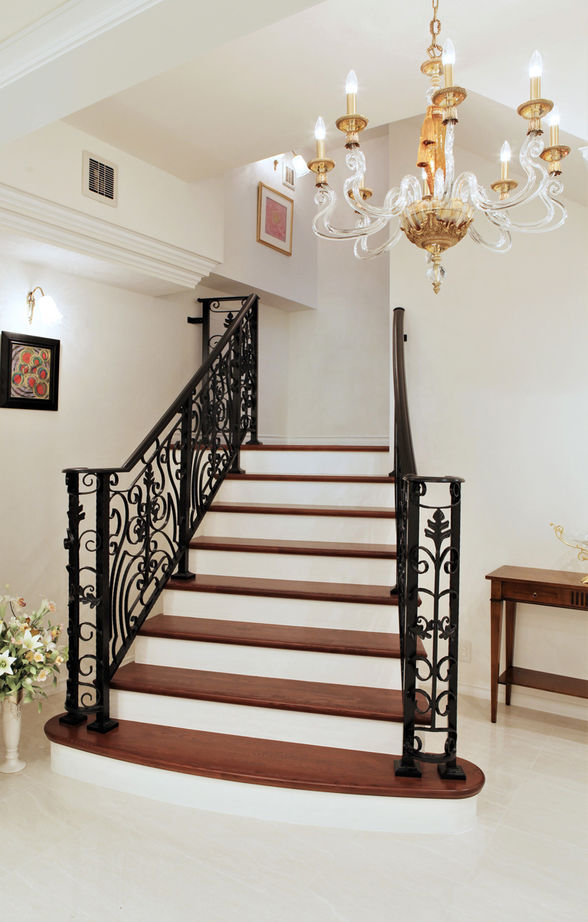 伊藤建築デザイン一級建築士事務所 【79.6坪/ビルトインガレージ】装飾を施しながらもどこか現代的。RCと在来の混構造の輸入住宅の建築実例画像2