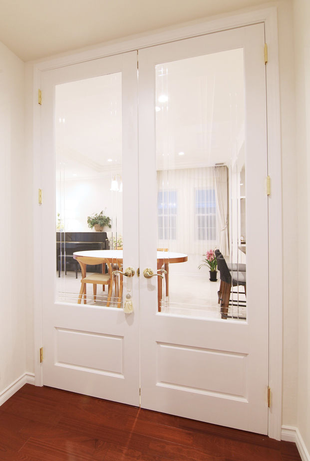 伊藤建築デザイン一級建築士事務所 【79.6坪/ビルトインガレージ】装飾を施しながらもどこか現代的。RCと在来の混構造の輸入住宅の建築実例画像9