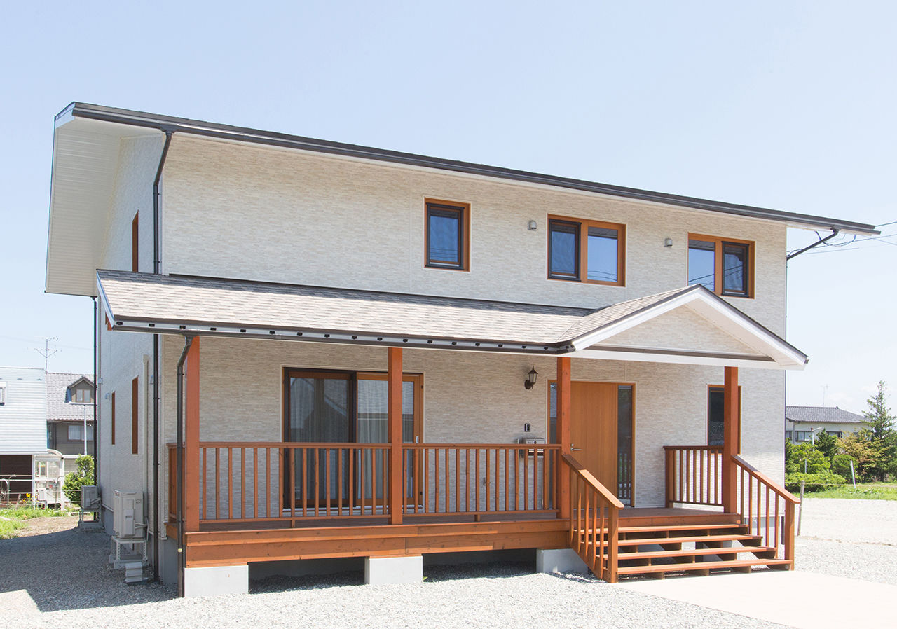 翼住宅（つばさハウジング） 【3600万円台】木のぬくもりあふれる吹き抜けのリビング。親子2代で叶えた子育てしやすいログハウスの建築実例画像2