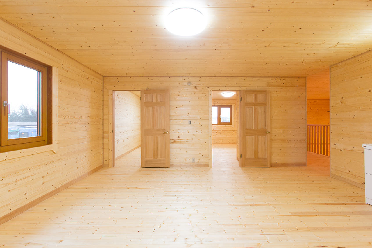 翼住宅（つばさハウジング） 【3600万円台】木のぬくもりあふれる吹き抜けのリビング。親子2代で叶えた子育てしやすいログハウスの建築実例画像3