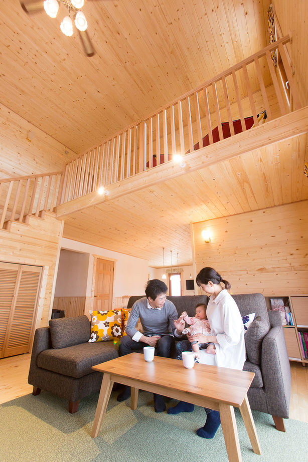 翼住宅（つばさハウジング） 【3600万円台】木のぬくもりあふれる吹き抜けのリビング。親子2代で叶えた子育てしやすいログハウスの建築実例画像4