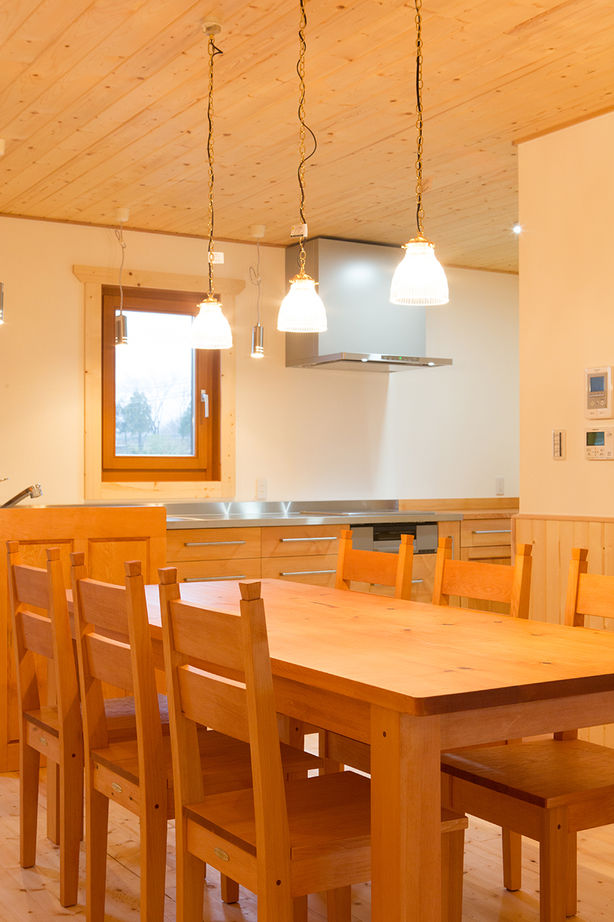 翼住宅（つばさハウジング） 【3600万円台】木のぬくもりあふれる吹き抜けのリビング。親子2代で叶えた子育てしやすいログハウスの建築実例画像5