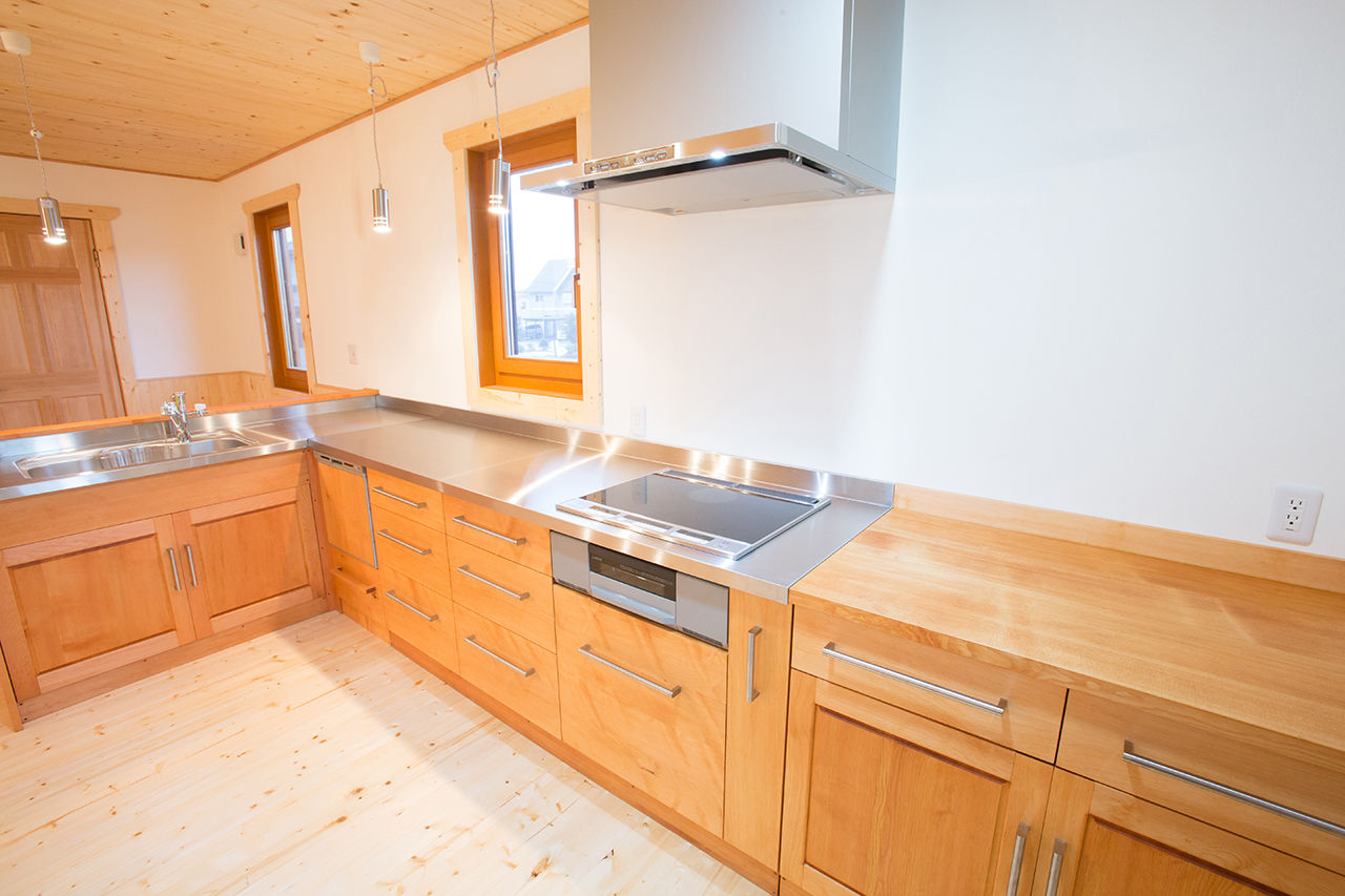 翼住宅（つばさハウジング） 【3600万円台】木のぬくもりあふれる吹き抜けのリビング。親子2代で叶えた子育てしやすいログハウスの建築実例画像6