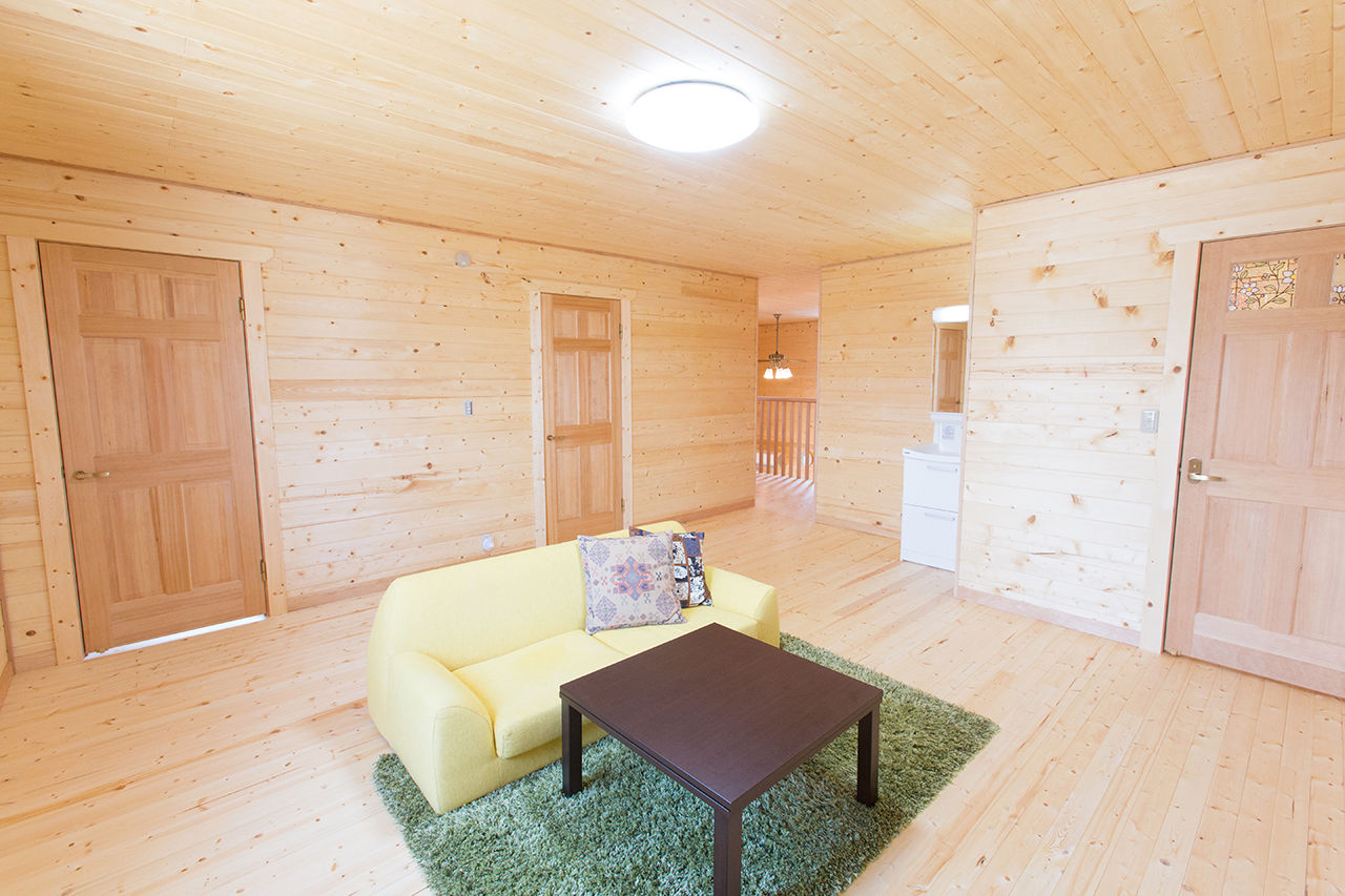 翼住宅（つばさハウジング） 【3600万円台】木のぬくもりあふれる吹き抜けのリビング。親子2代で叶えた子育てしやすいログハウスの建築実例画像7