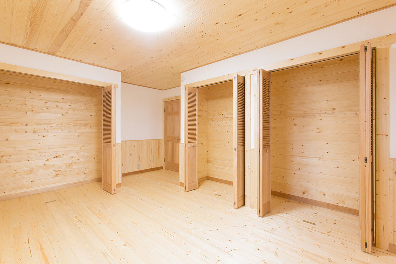 翼住宅（つばさハウジング） 【3600万円台】木のぬくもりあふれる吹き抜けのリビング。親子2代で叶えた子育てしやすいログハウスの建築実例画像8