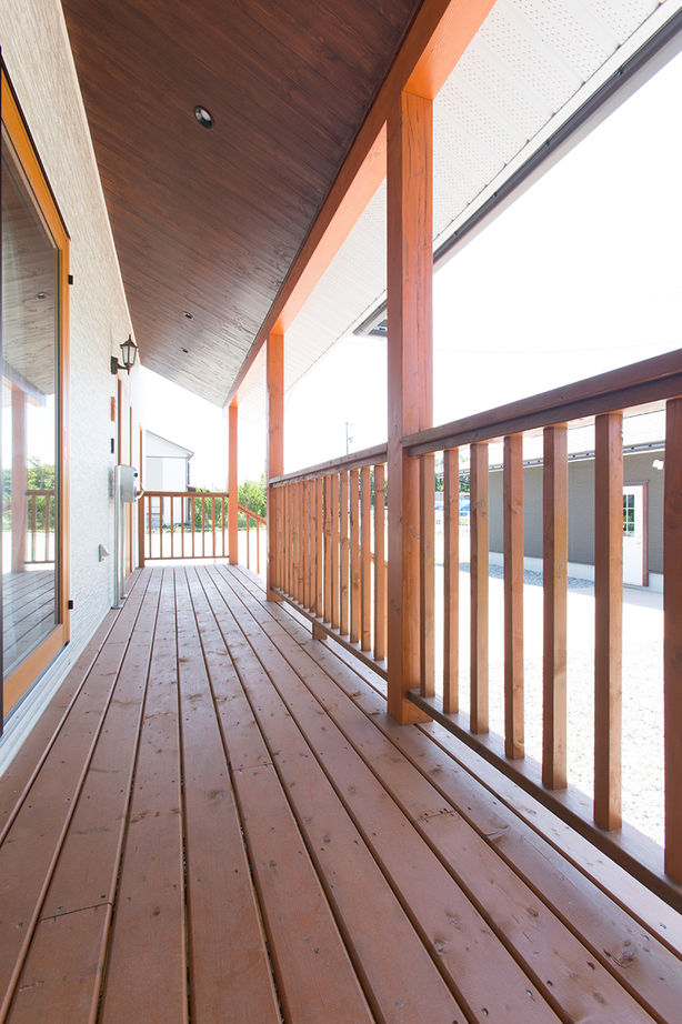 翼住宅（つばさハウジング） 【3600万円台】木のぬくもりあふれる吹き抜けのリビング。親子2代で叶えた子育てしやすいログハウスの建築実例画像9