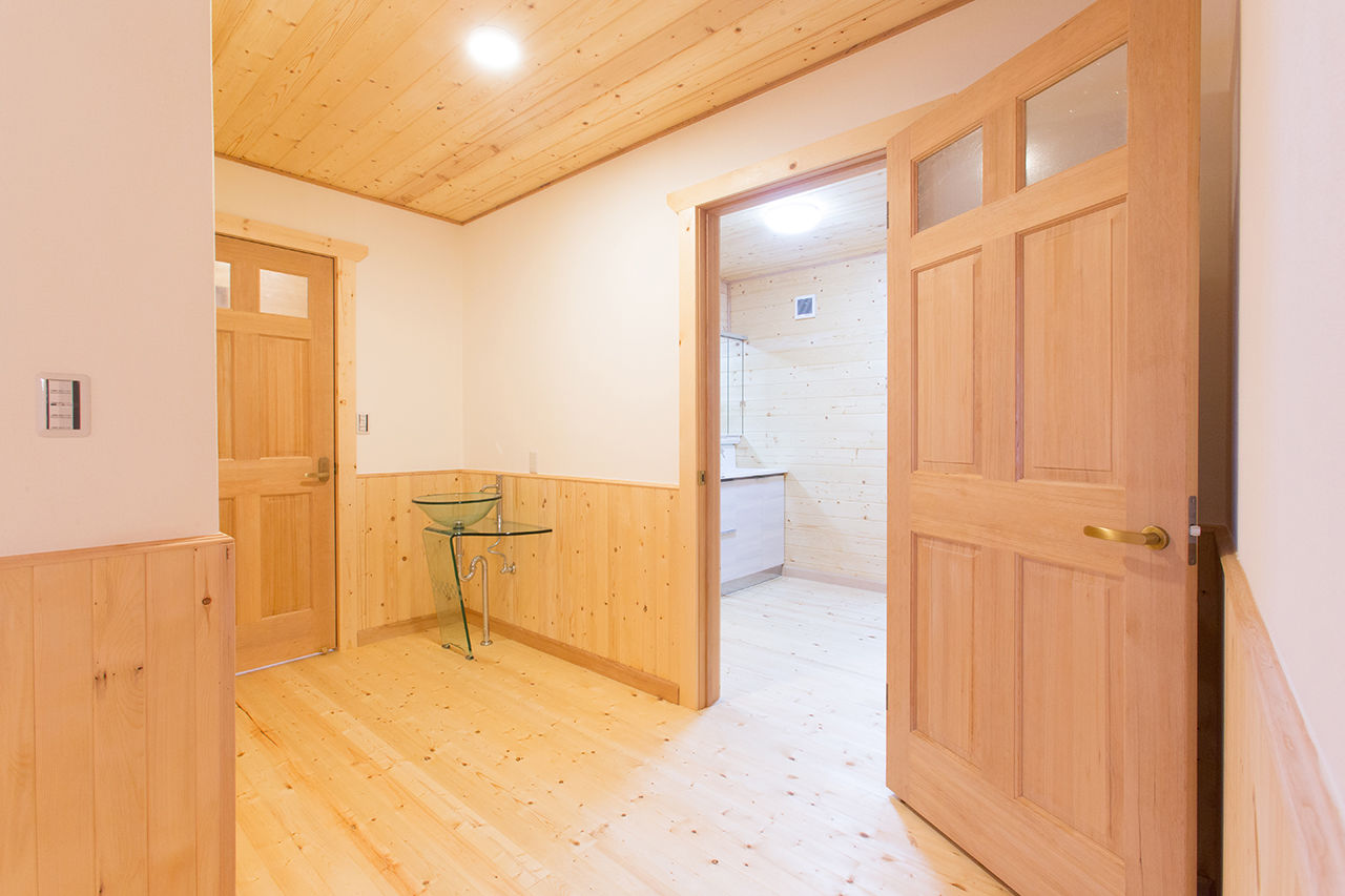 翼住宅（つばさハウジング） 【3600万円台】木のぬくもりあふれる吹き抜けのリビング。親子2代で叶えた子育てしやすいログハウスの建築実例画像10