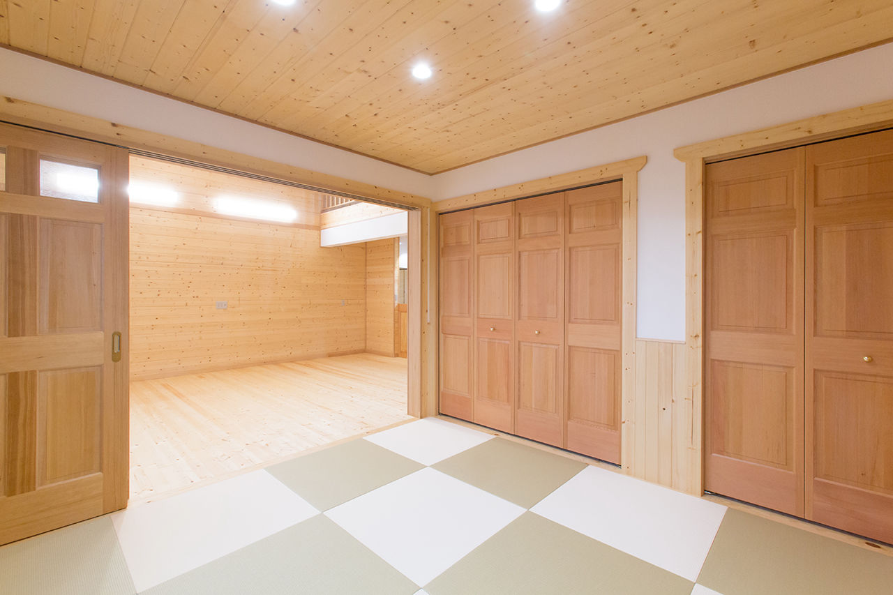 翼住宅（つばさハウジング） 【4300万円】ダイナミックな吹き抜けでつながる二世帯のリビング。2×6工法で、年間を通して家中が快適の建築実例画像2