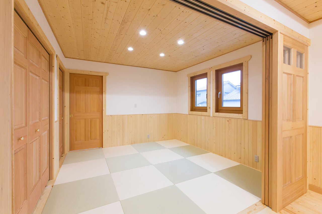 翼住宅（つばさハウジング） 【4300万円】ダイナミックな吹き抜けでつながる二世帯のリビング。2×6工法で、年間を通して家中が快適の建築実例画像3