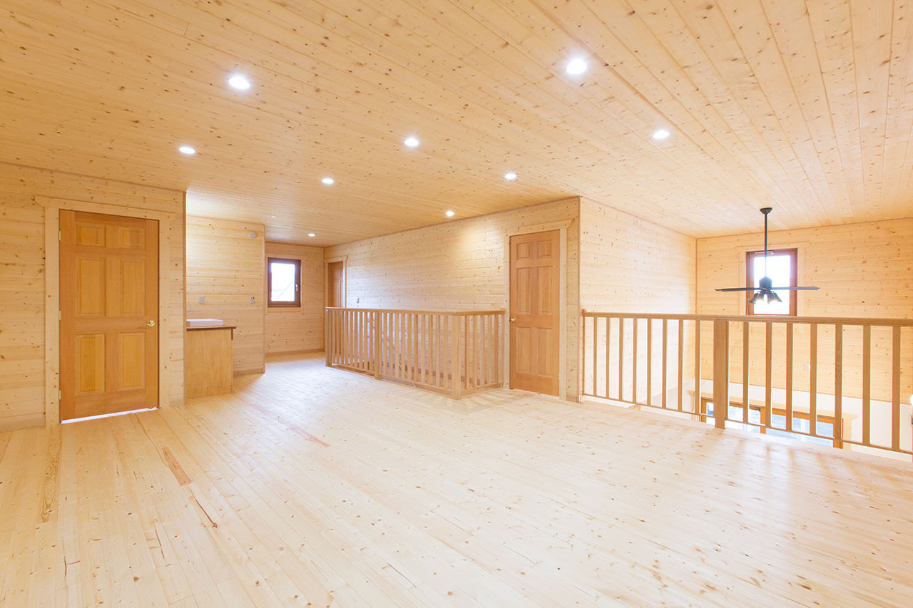 翼住宅（つばさハウジング） 【4300万円】ダイナミックな吹き抜けでつながる二世帯のリビング。2×6工法で、年間を通して家中が快適の建築実例画像4