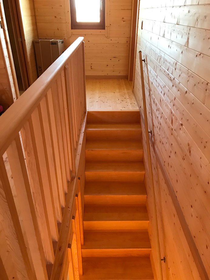 翼住宅（つばさハウジング） 【4300万円】ダイナミックな吹き抜けでつながる二世帯のリビング。2×6工法で、年間を通して家中が快適の建築実例画像6