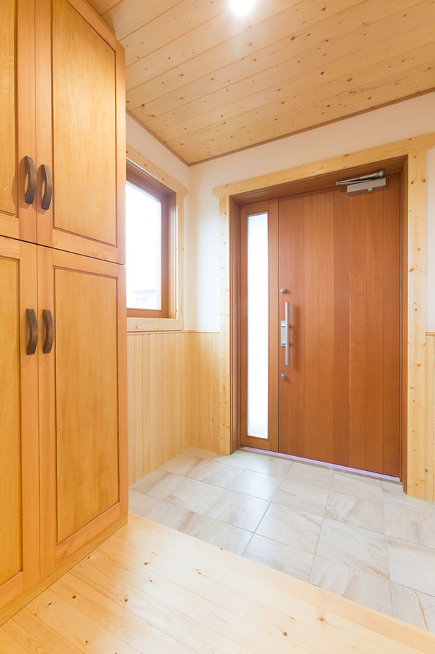 翼住宅（つばさハウジング） 【4300万円】ダイナミックな吹き抜けでつながる二世帯のリビング。2×6工法で、年間を通して家中が快適の建築実例画像8