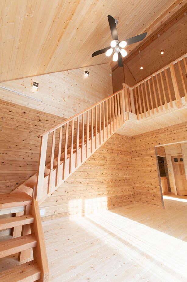 翼住宅（つばさハウジング） 【45坪/4LDK/4000万円台】木の温もりあふれる吹き抜けリビング。木の香りに集った方がほっと一息つける家の建築実例画像3