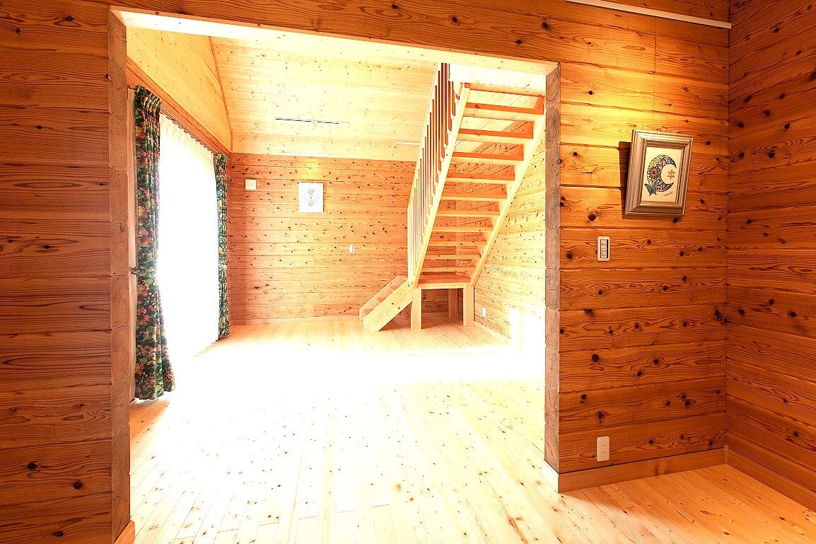 翼住宅（つばさハウジング） 【45坪/4LDK/4000万円台】木の温もりあふれる吹き抜けリビング。木の香りに集った方がほっと一息つける家の建築実例画像4