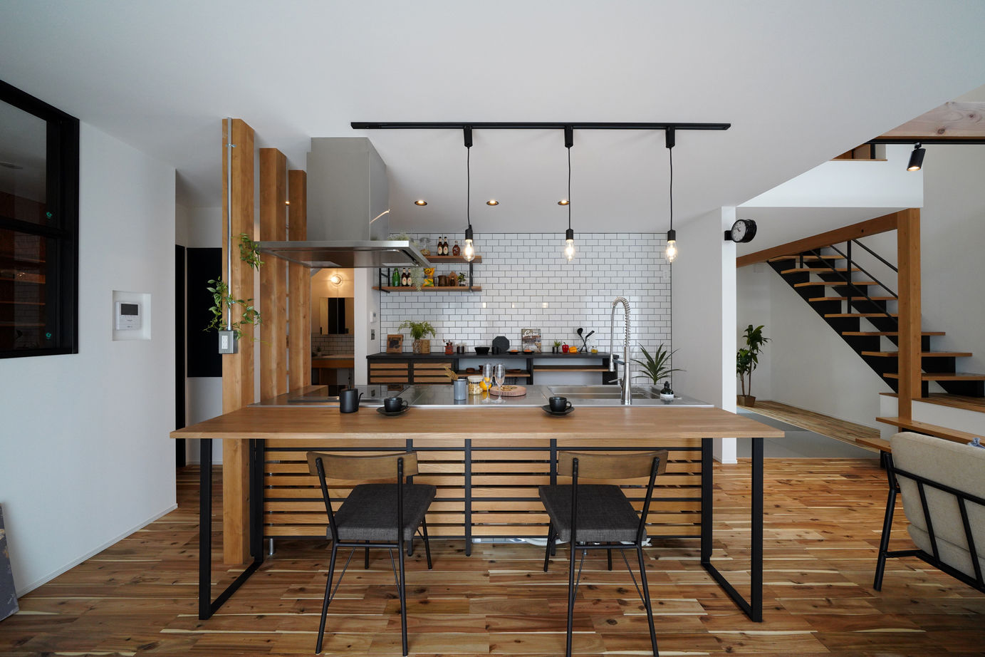 しあわせや/田尻木材 【中野市/33坪/ミドルクラス住宅/2階建て】フレームキッチンのあるカリフォルニアスタイルの家の建築実例画像3