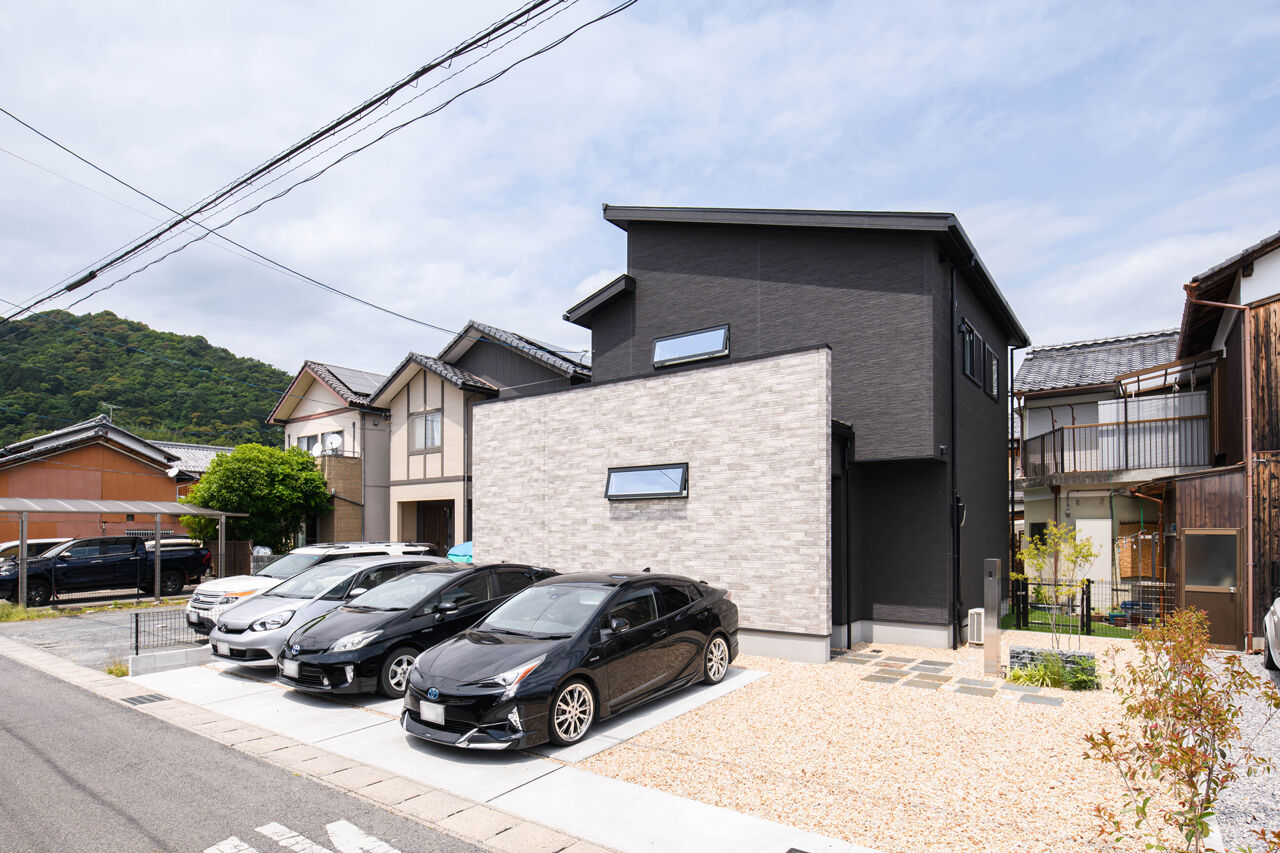 石友ホーム　滋賀支社 【3000万円台/サンクンリビング/間取図】家事ラク間取りでゆとりアップ。黒が基調のスタイリッシュな家の建築実例画像2