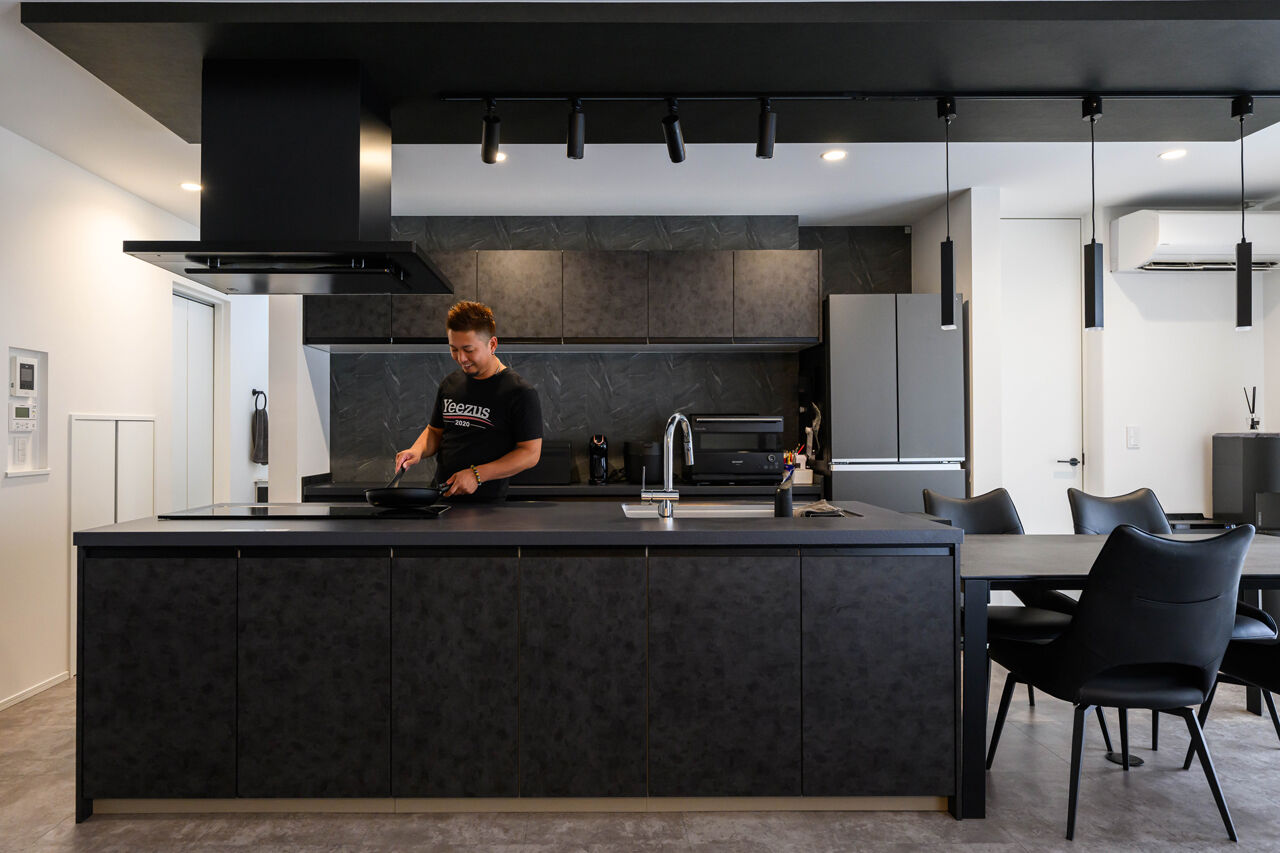 石友ホーム　滋賀支社 【3000万円台/サンクンリビング/間取図】家事ラク間取りでゆとりアップ。黒が基調のスタイリッシュな家の建築実例画像3