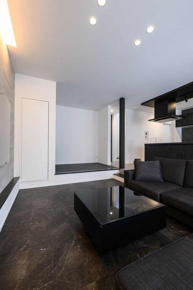 石友ホーム　滋賀支社 【3000万円台/サンクンリビング/間取図】家事ラク間取りでゆとりアップ。黒が基調のスタイリッシュな家の建築実例画像4