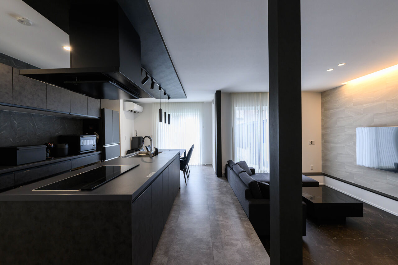 石友ホーム　滋賀支社 【3000万円台/サンクンリビング/間取図】家事ラク間取りでゆとりアップ。黒が基調のスタイリッシュな家の建築実例画像5