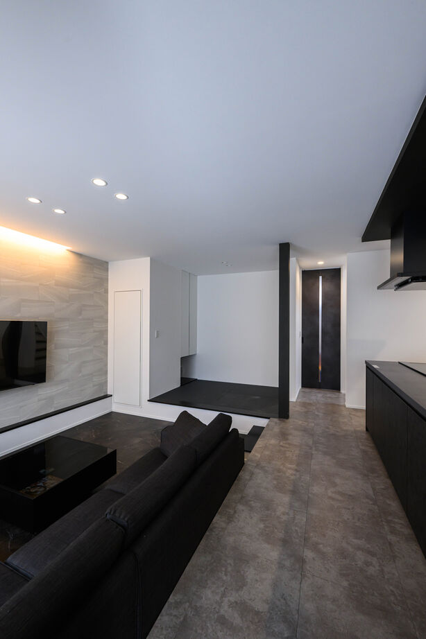 石友ホーム　滋賀支社 【3000万円台/サンクンリビング/間取図】家事ラク間取りでゆとりアップ。黒が基調のスタイリッシュな家の建築実例画像6