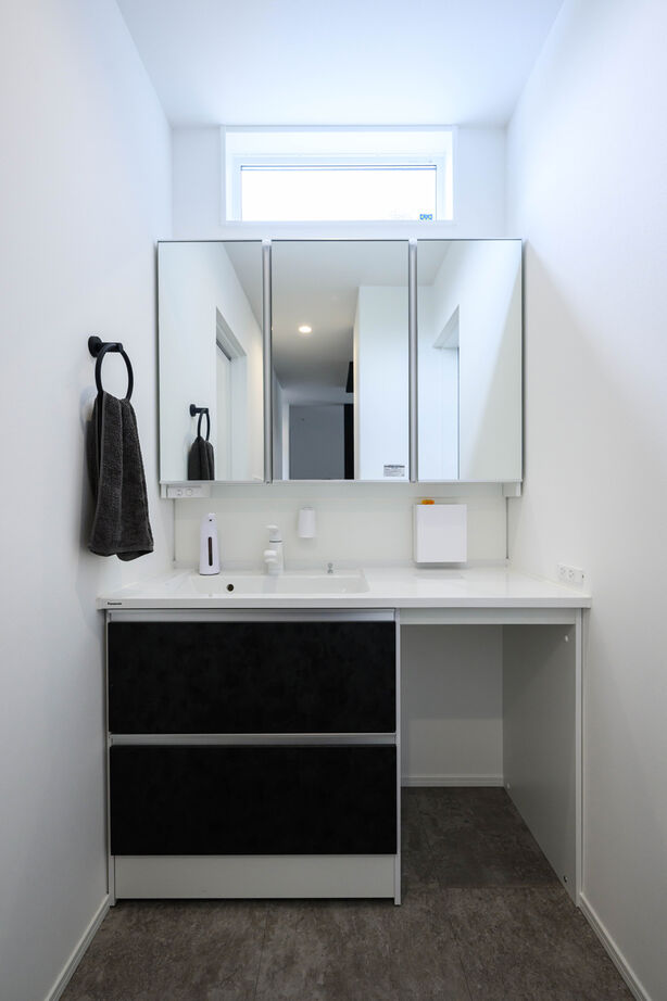 石友ホーム　滋賀支社 【3000万円台/サンクンリビング/間取図】家事ラク間取りでゆとりアップ。黒が基調のスタイリッシュな家の建築実例画像7