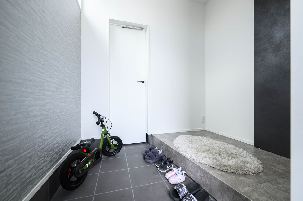 石友ホーム　滋賀支社 【3000万円台/サンクンリビング/間取図】家事ラク間取りでゆとりアップ。黒が基調のスタイリッシュな家の建築実例画像8