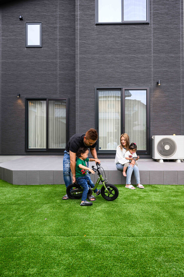 石友ホーム　滋賀支社 【3000万円台/サンクンリビング/間取図】家事ラク間取りでゆとりアップ。黒が基調のスタイリッシュな家の建築実例画像10