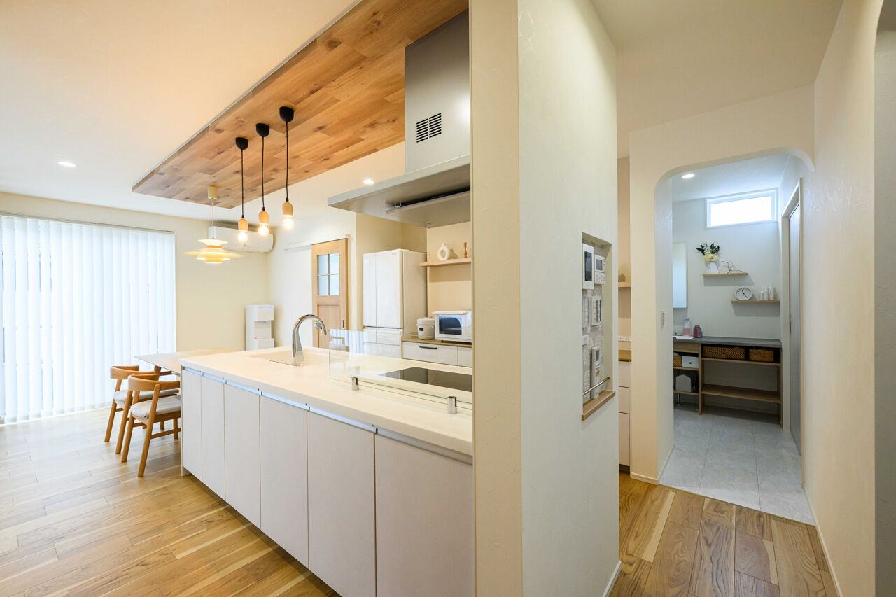 石友ホーム　滋賀支社 【50坪以上の土地/2000万円台/彦根市】回遊動線に広々パントリー。間取りにとことんこだわった家の建築実例画像4