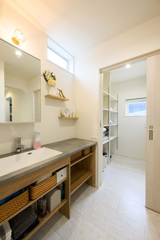 石友ホーム　滋賀支社 【50坪以上の土地/2000万円台/彦根市】回遊動線に広々パントリー。間取りにとことんこだわった家の建築実例画像6