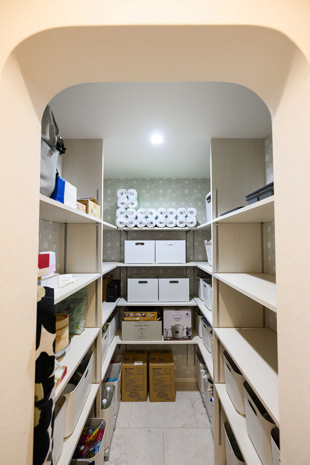 石友ホーム　滋賀支社 【50坪以上の土地/2000万円台/彦根市】回遊動線に広々パントリー。間取りにとことんこだわった家の建築実例画像8