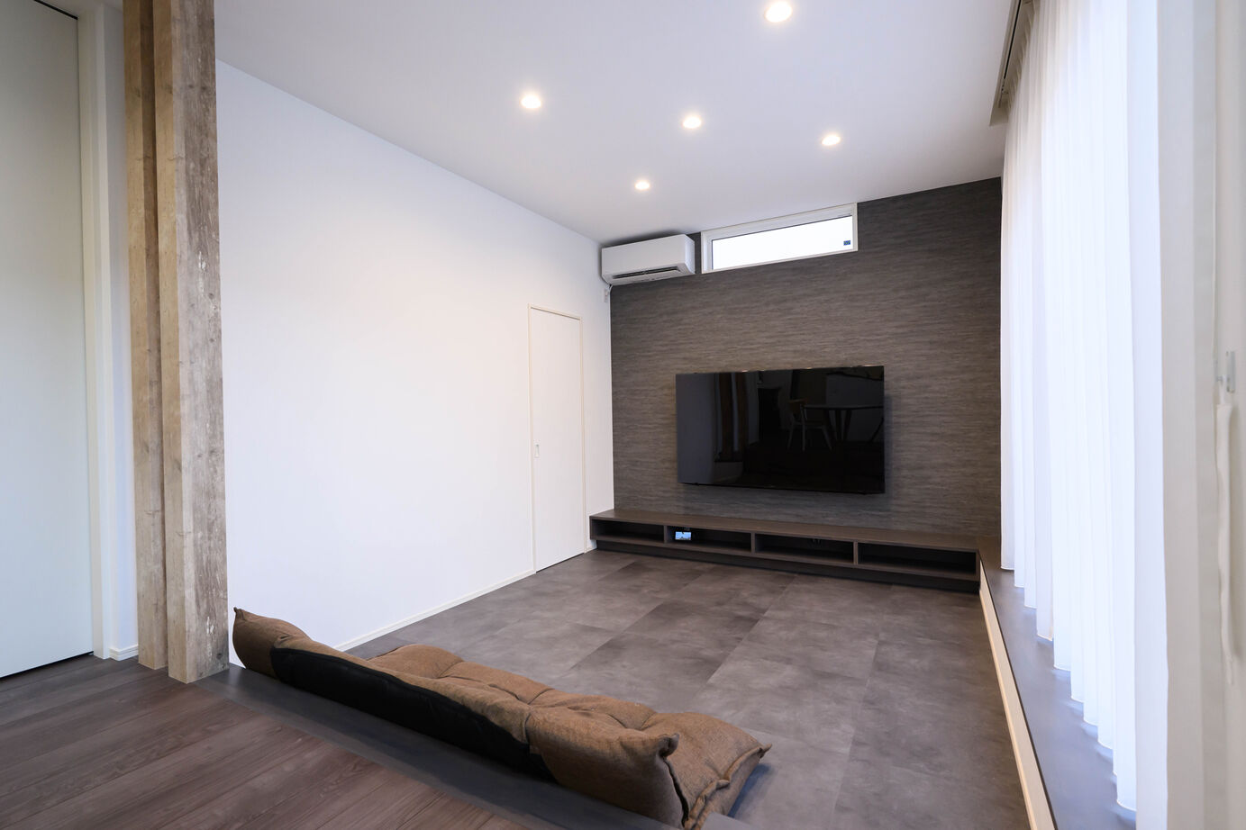 石友ホーム　滋賀支社 【2000万円台/サンクンリビング/間取図】1階に主寝室を配置。とことん考え抜いた生活動線に大満足の建築実例画像5