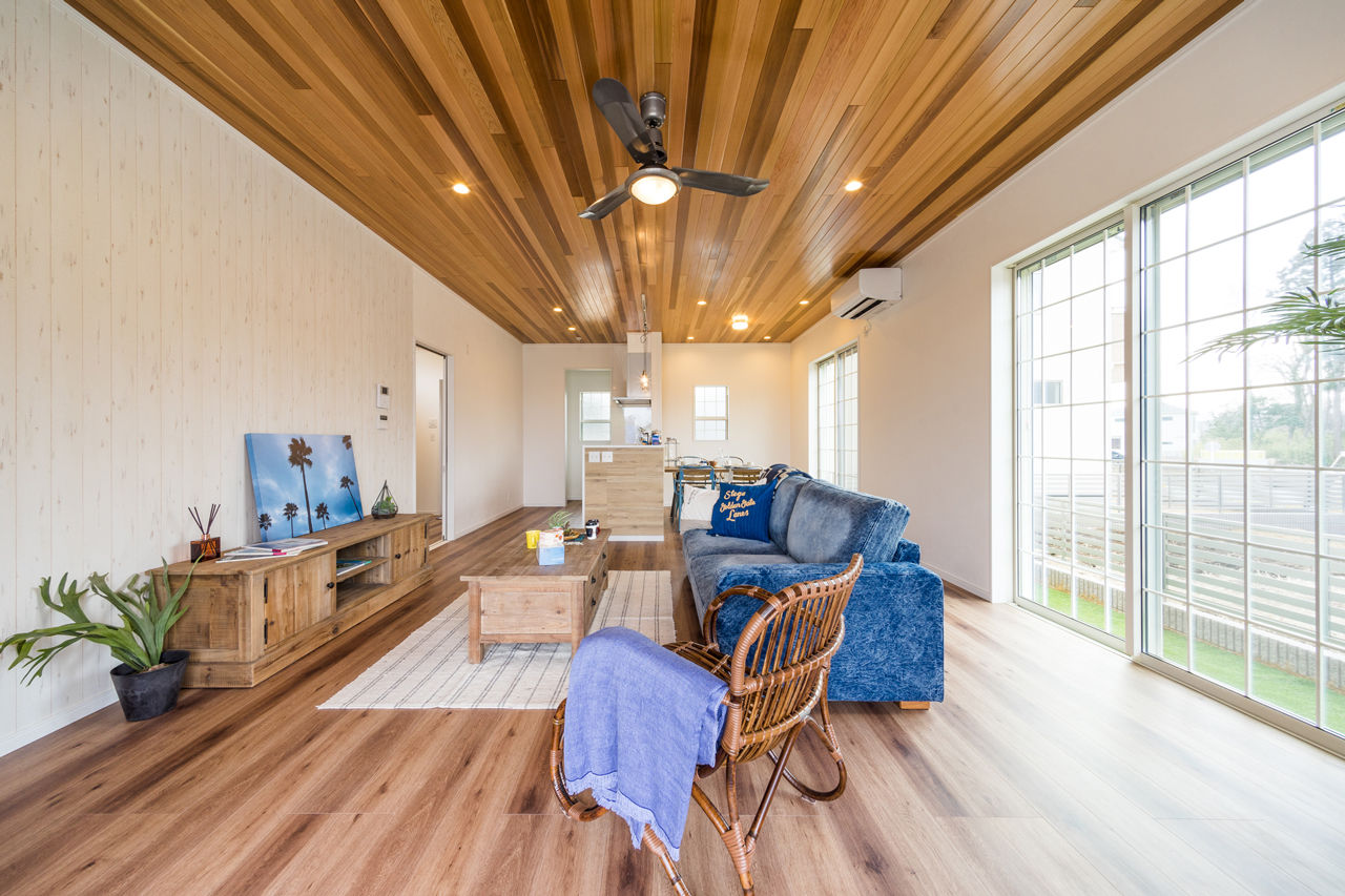 アイキョーホームのガレージハウス 【32.8坪／2300万円/間取り図有】ウッドデッキからあふれる光と風を楽しむカリフォルニアスタイルの住まいの建築実例画像1