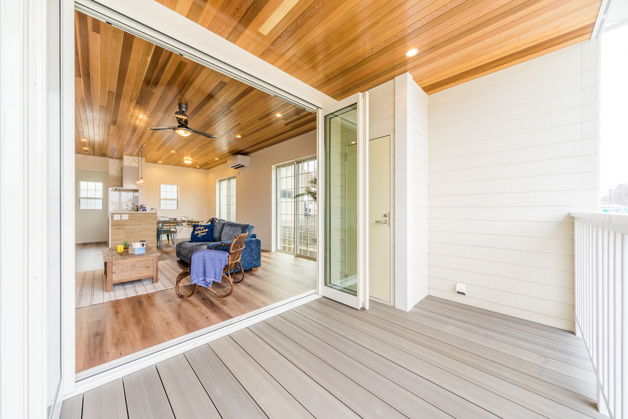 アイキョーホームのガレージハウス 【32.8坪／2300万円/間取り図有】ウッドデッキからあふれる光と風を楽しむカリフォルニアスタイルの住まいの建築実例画像2