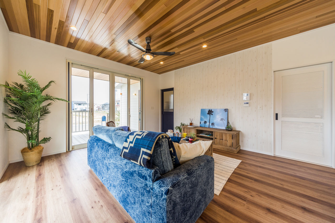 アイキョーホームのガレージハウス 【32.8坪／2300万円/間取り図有】ウッドデッキからあふれる光と風を楽しむカリフォルニアスタイルの住まいの建築実例画像3