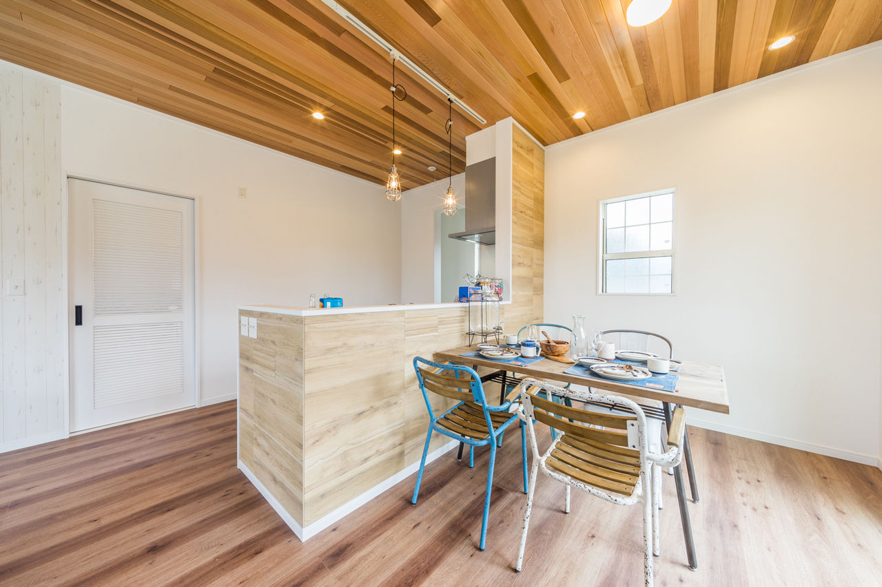 アイキョーホームのガレージハウス 【32.8坪／2300万円/間取り図有】ウッドデッキからあふれる光と風を楽しむカリフォルニアスタイルの住まいの建築実例画像4