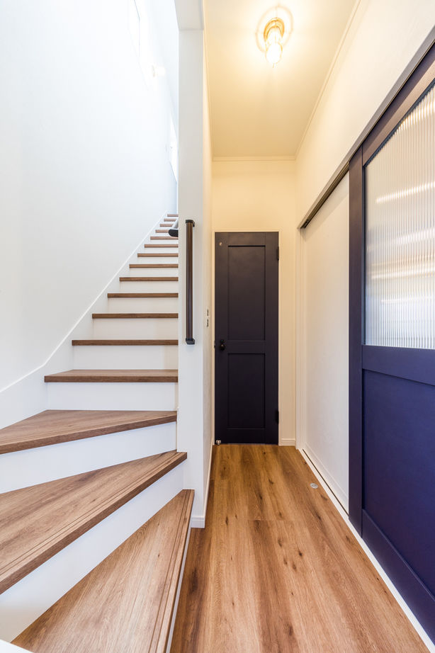 アイキョーホームのガレージハウス 【32.8坪／2300万円/間取り図有】ウッドデッキからあふれる光と風を楽しむカリフォルニアスタイルの住まいの建築実例画像10