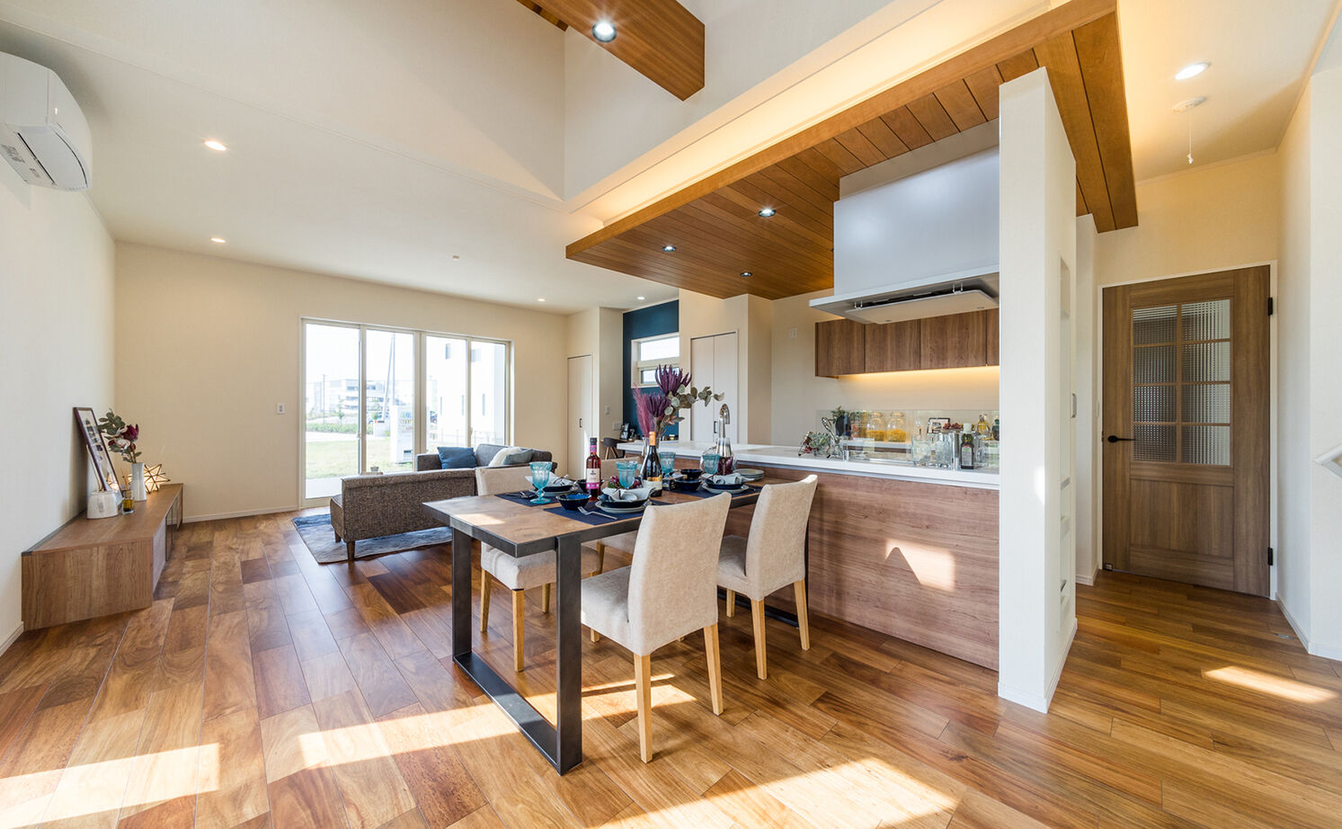 アイキョーホームのガレージハウス 【2900万円台｜平屋｜回遊動線｜北欧風｜約30坪】コの字型の間取りが光を運ぶ。勾配天井で伸びやかな平屋の建築実例画像1