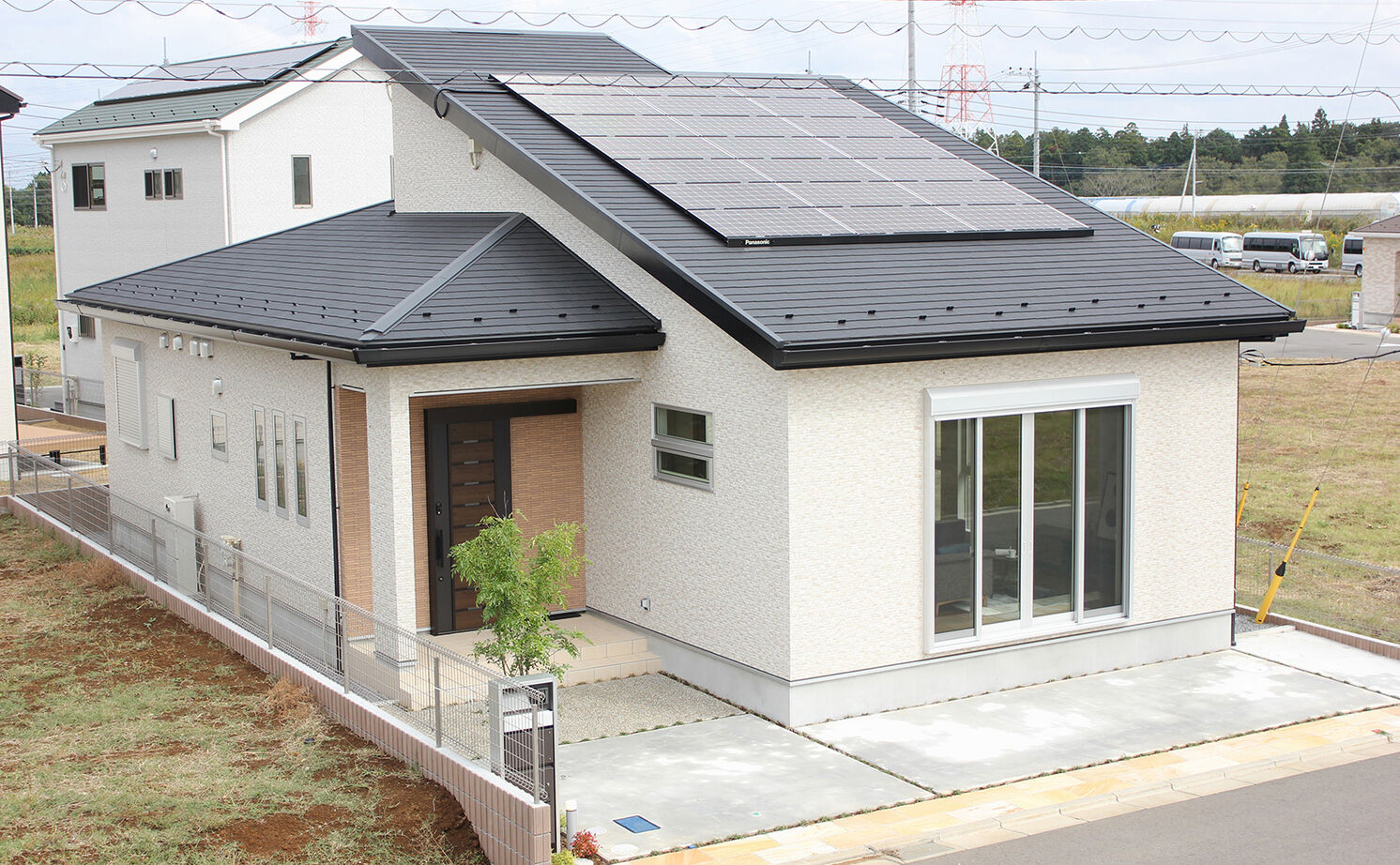 アイキョーホームのガレージハウス 【2900万円台｜平屋｜回遊動線｜北欧風｜約30坪】コの字型の間取りが光を運ぶ。勾配天井で伸びやかな平屋の建築実例画像2