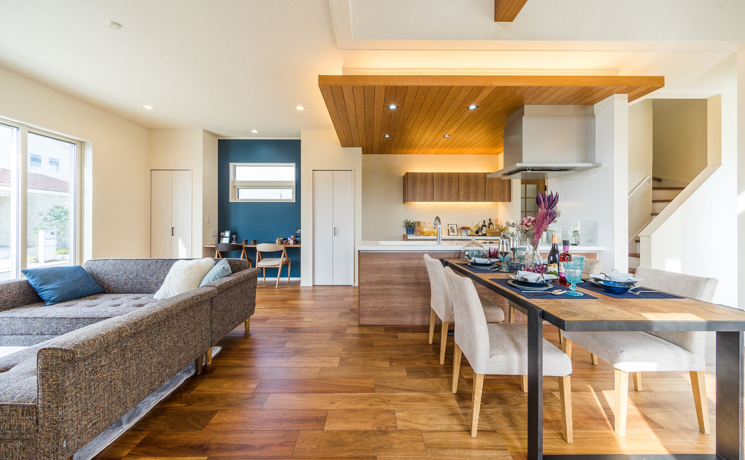 アイキョーホームのガレージハウス 【2900万円台｜平屋｜回遊動線｜北欧風｜約30坪】コの字型の間取りが光を運ぶ。勾配天井で伸びやかな平屋の建築実例画像3