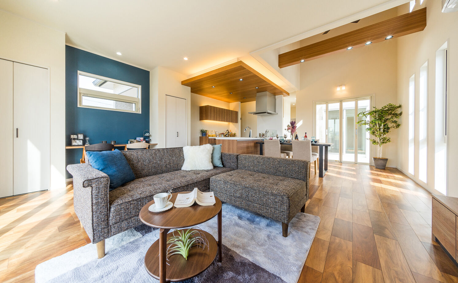 アイキョーホームのガレージハウス 【2900万円台｜平屋｜回遊動線｜北欧風｜約30坪】コの字型の間取りが光を運ぶ。勾配天井で伸びやかな平屋の建築実例画像4