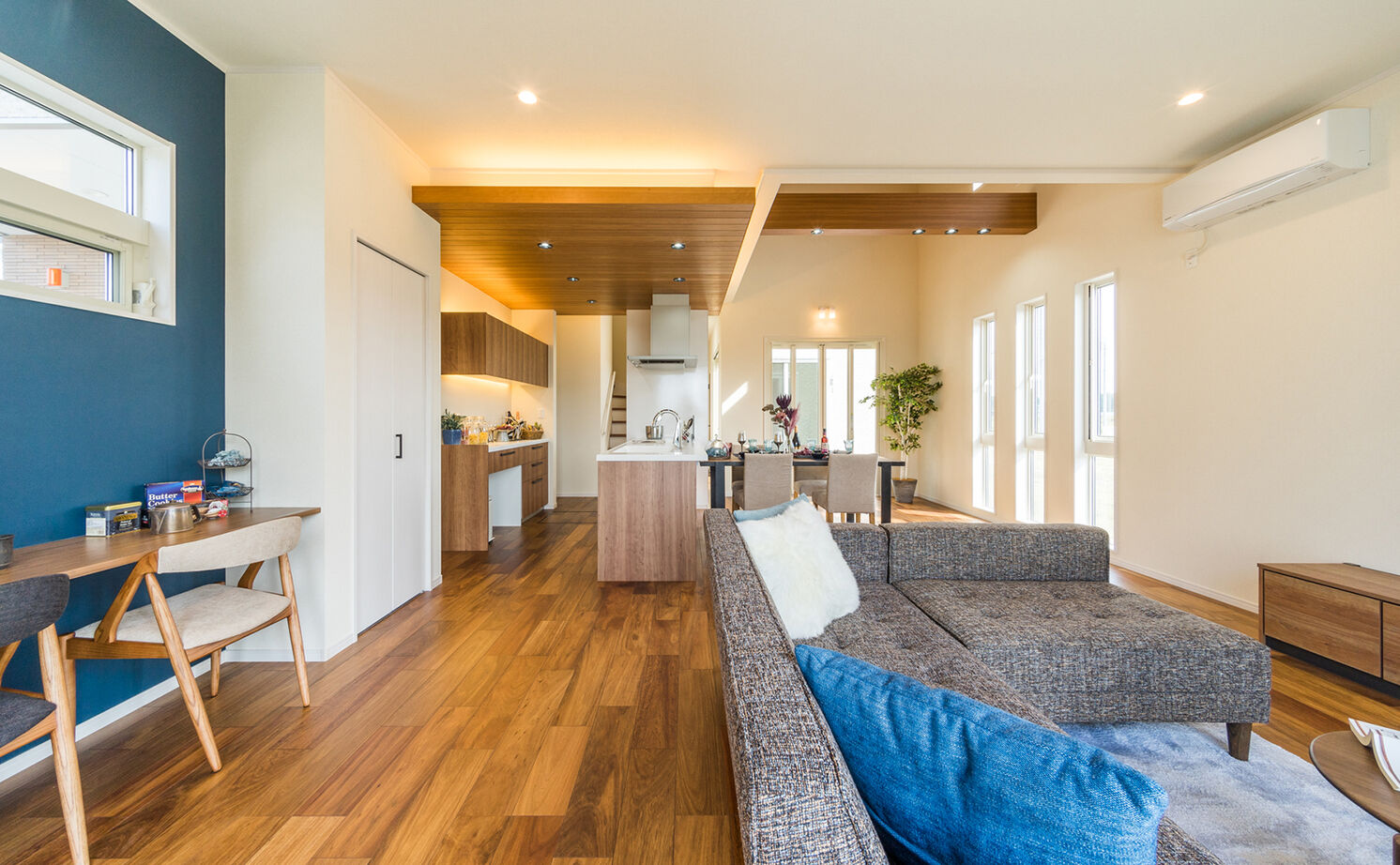 アイキョーホームのガレージハウス 【2900万円台｜平屋｜回遊動線｜北欧風｜約30坪】コの字型の間取りが光を運ぶ。勾配天井で伸びやかな平屋の建築実例画像5